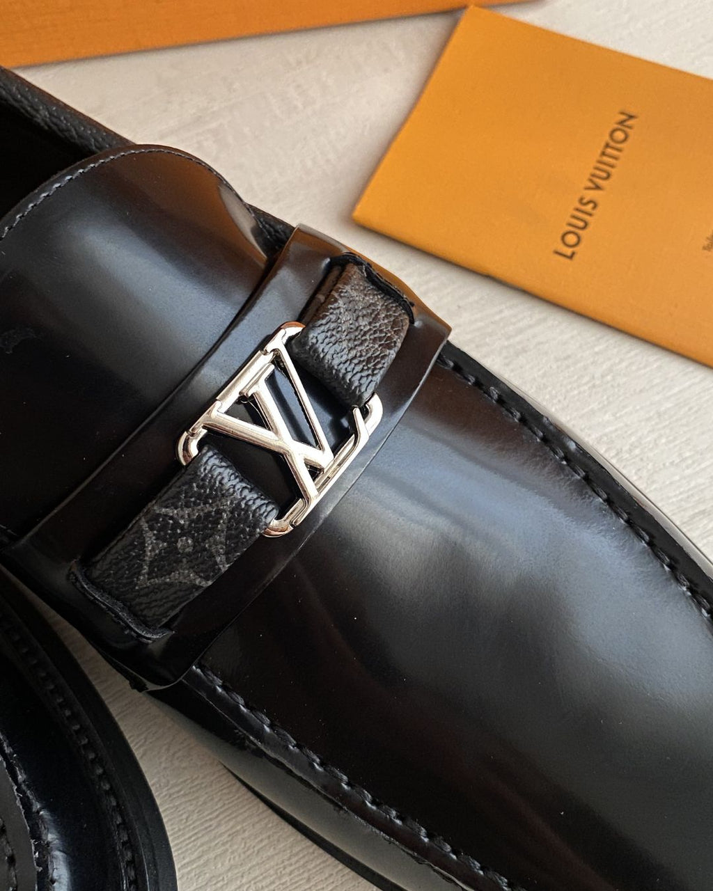 LV Major Moccasin Black